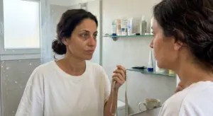 אישה ישראלית בודקת תוצאות אחרי הפסקת וגובי - שמירה על משקל - בריאותלי