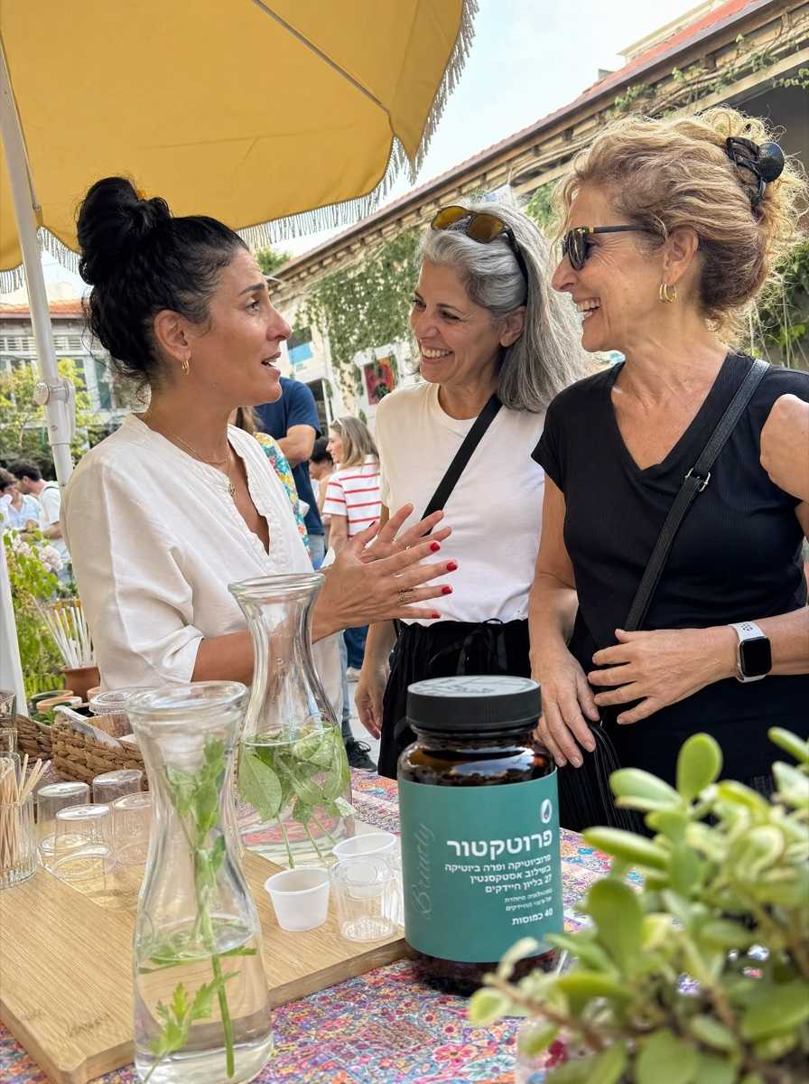 נשים בפופ־אפ בריאות לצד פרוביוטיקה פרוטקטור